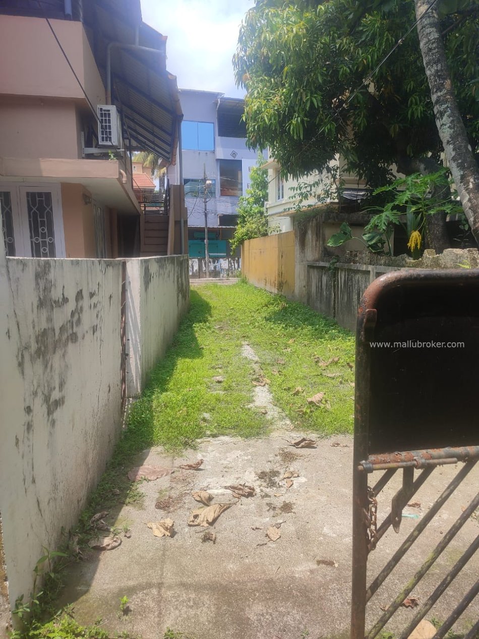 6.5cent land  for sale in petta @1.5cr