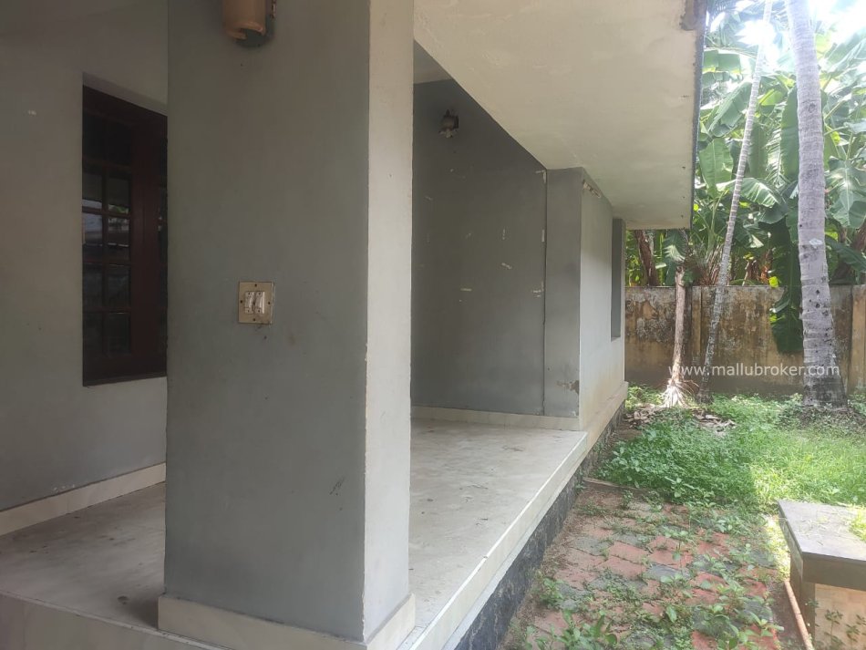 6.5cent land  for sale in petta @1.5cr